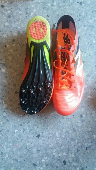 Zapatillas clavos velocidad atletismo de segunda mano por 40 EUR en Lugo en  WALLAPOP