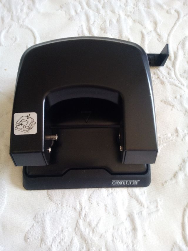 Perforadora marca CENTRA 30 hojas HP. NUEVA