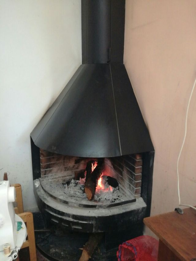 Chimenea metálica rinconera de segunda mano por 500 € en Es Bordes en