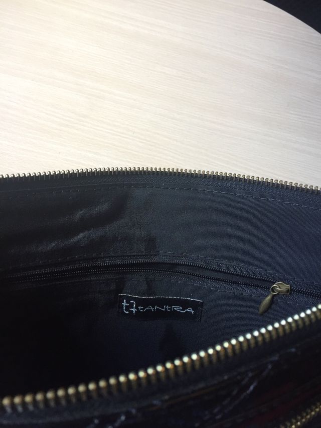 Bolso charol negro tantra