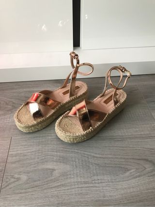 Sandalias Springfield de segunda mano por 5 EUR en Alcorcón en WALLAPOP