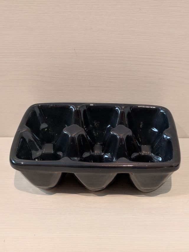 2 pedaços de bandejas de ovos recheadas