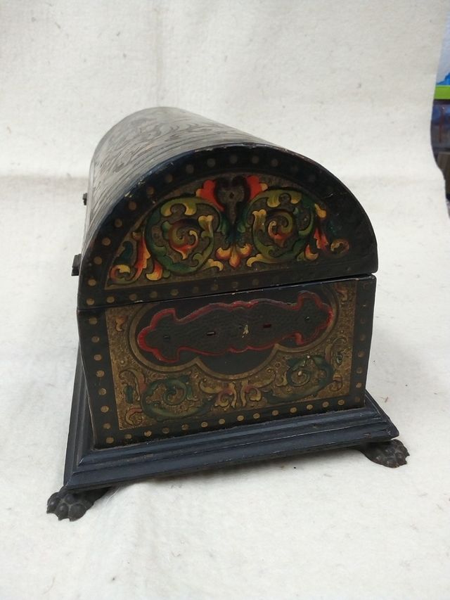 Antiguo cofre en madera y carton de segunda mano por 15 € en Santa