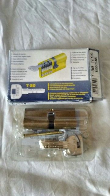 bombillo de la marca tesa. T 80 son de laton ..