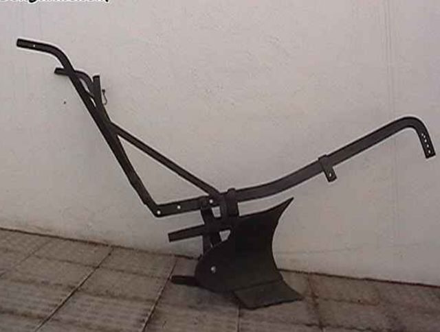 Arado antiguo de hierro