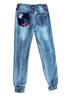 VAQUEROS NIÑA DESIGUAL de segunda mano por 20 € en Madrid en VAQUEROS NIÑA DESIGUAL de segunda mano por 20 € en Madrid en