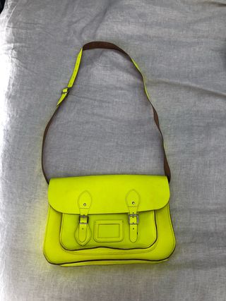 Bolso amarillo fosforito de segunda mano por 35 EUR en Barcelona en WALLAPOP