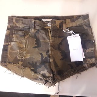 Pantalones cortos bershka de segunda mano por 6 EUR en Rubí en WALLAPOP