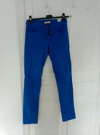 Cómo combinar pantalones azules de mujer - Vestir con Estilo