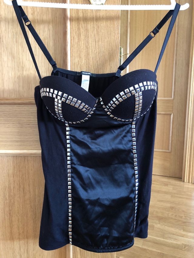 Top con tachuelas talla m