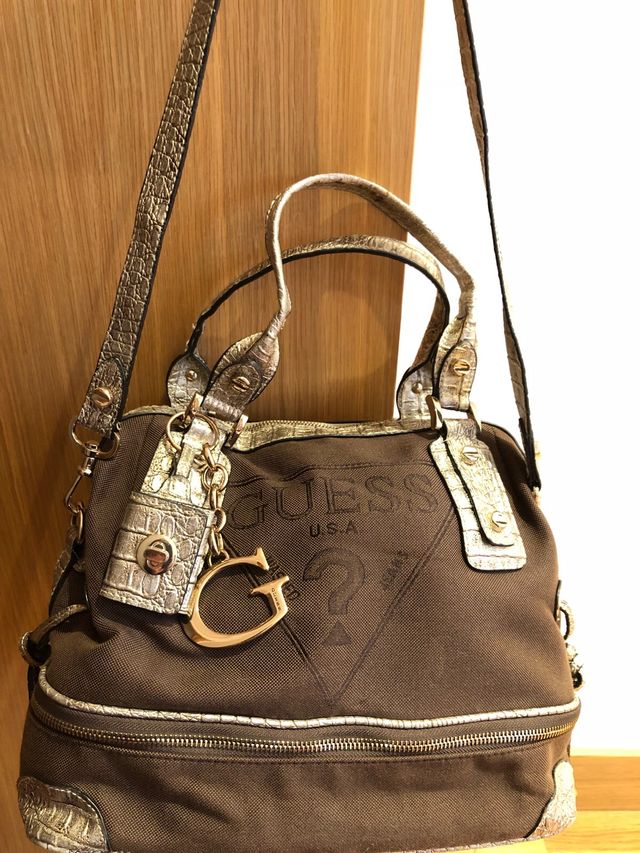 Bolso Guess marrón-dorado