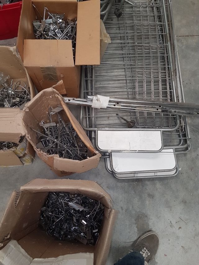 expositores , estanterías para tienda de ropa....