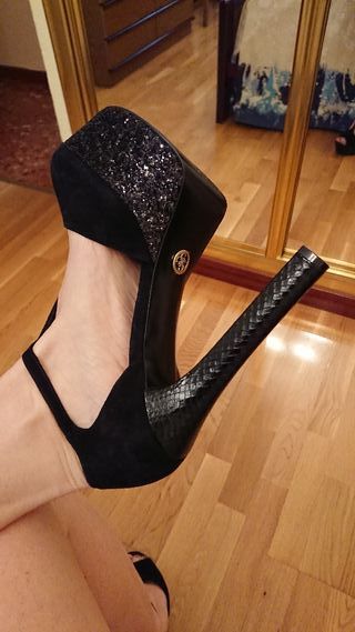 Zapatos negros brillantina tacón Guess talla 40 de segunda mano por 45 EUR  en Fuenlabrada en WALLAPOP