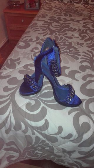 OCASION ZAPATOS DE FIESTA AZUL ELECTRICO de segunda mano por 15 EUR en  Leganés en WALLAPOP
