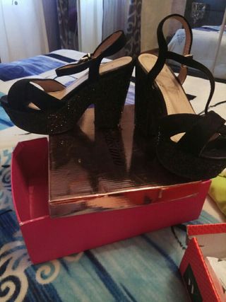 Sandalias negras fiesta de segunda mano por 18 EUR en Aranda de Duero en  WALLAPOP
