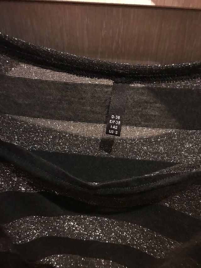 Camiseta negra y plateada