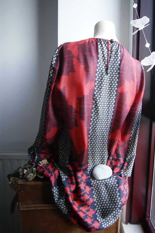 VESTIDO DE ALBA CONDE,  muy cómodo, 100% seda.