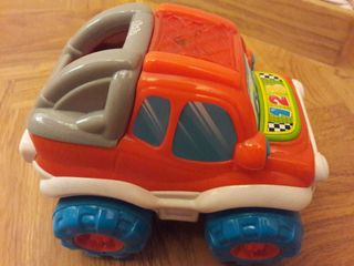 coche teledirigido que da volteretas