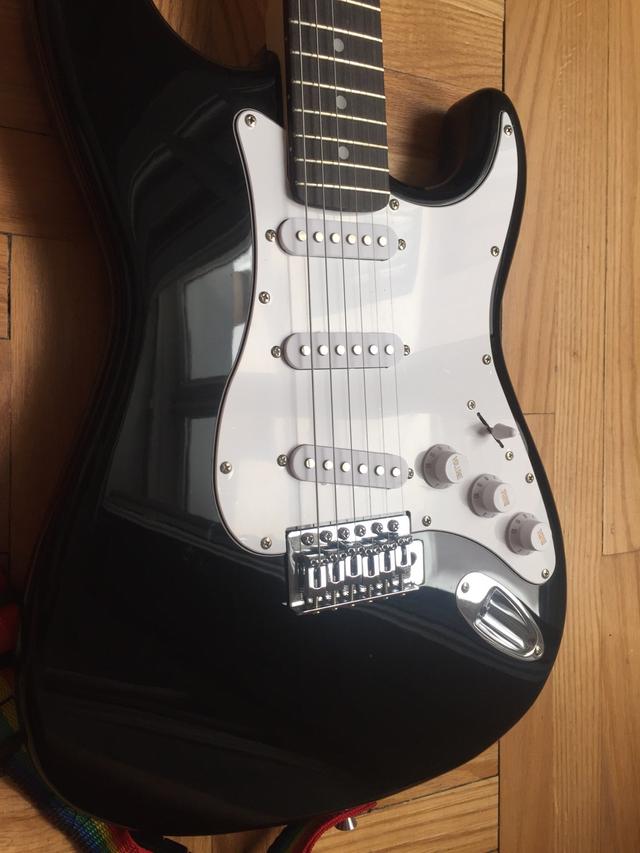 Guitarra electrica a estrenar