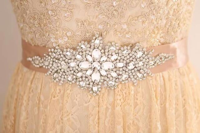 aplicaciones de pedrería para el vestido de novia de segunda mano