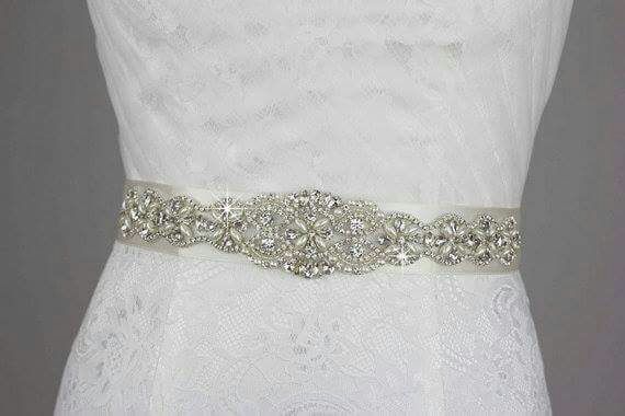 aplicaciones de pedrería para el vestido de novia de segunda mano