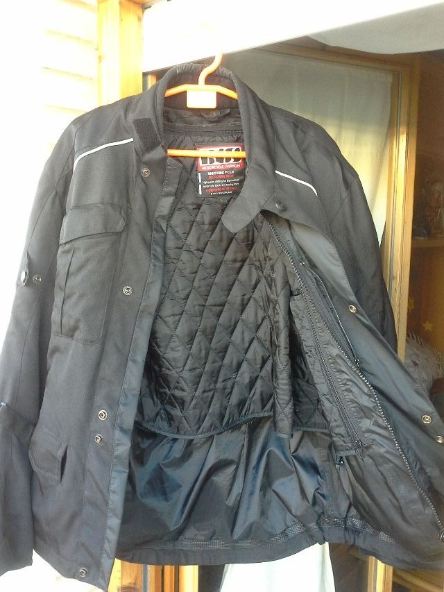 Chaqueta tres cuartos y dos cascos para moteros de segunda mano por ... Chaqueta tres cuartos y dos cascos para moteros de segunda mano por ...