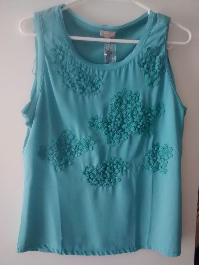 Camiseta verde con flores sin usar (con etiqueta)