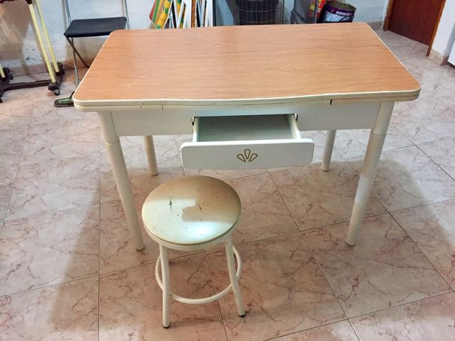 Mesa cocina y 2 taburetes de segunda mano por 24 € en San Martín de ... Mesa cocina y 2 taburetes de segunda mano por 24 € en San Martín de ...