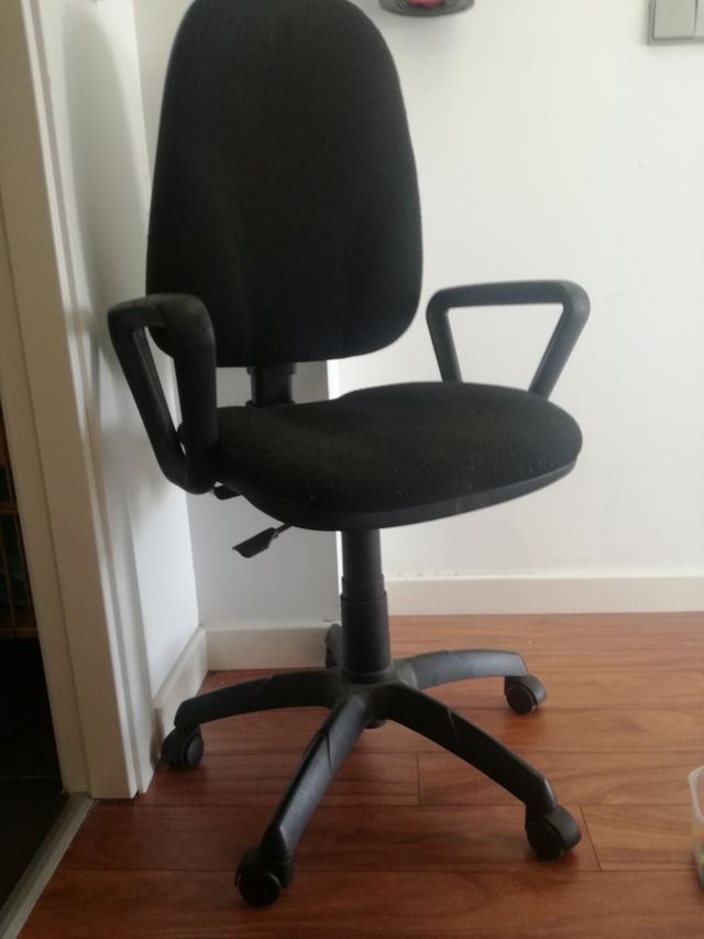 Silla giratoria oficina de segunda mano por 15 € en Fuenlabrada en ... Silla giratoria oficina de segunda mano por 15 € en Fuenlabrada en ...