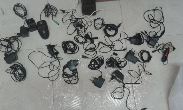 Cables y cargadores diversos