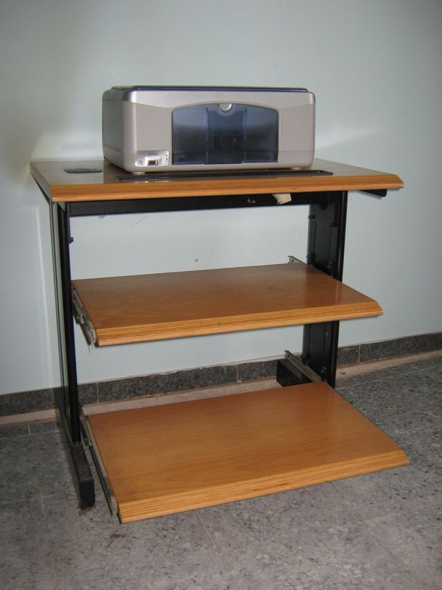 MESA AUXILIAR OFICINA de segunda mano por 55 € en La Cellera de Ter ... MESA AUXILIAR OFICINA de segunda mano por 55 € en La Cellera de Ter ...