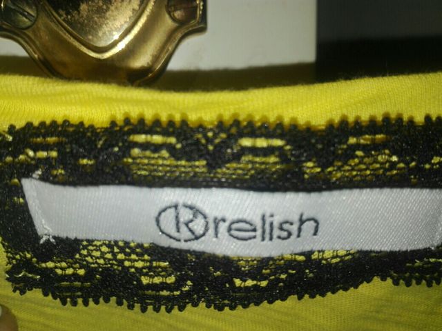 CAMISETA AMARILLA CON CRUZ