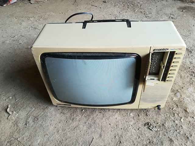 televisión antiguo marca Sharp