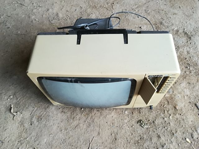televisión antiguo marca Sharp