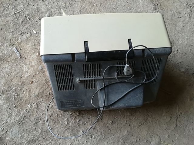 televisión antiguo marca Sharp