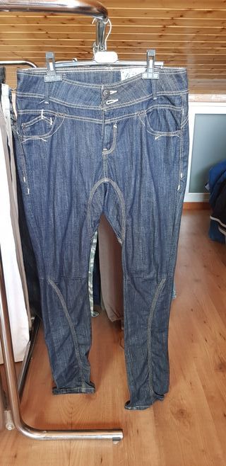 Pantalones cagados de segunda mano por 5 EUR en Viladecans en WALLAPOP