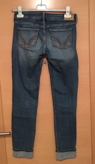 Pantalones vaqueros marca Hollister de segunda mano por 15 EUR en Zaragoza  en WALLAPOP