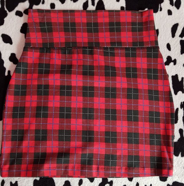 Falda de cuadros roja y negra