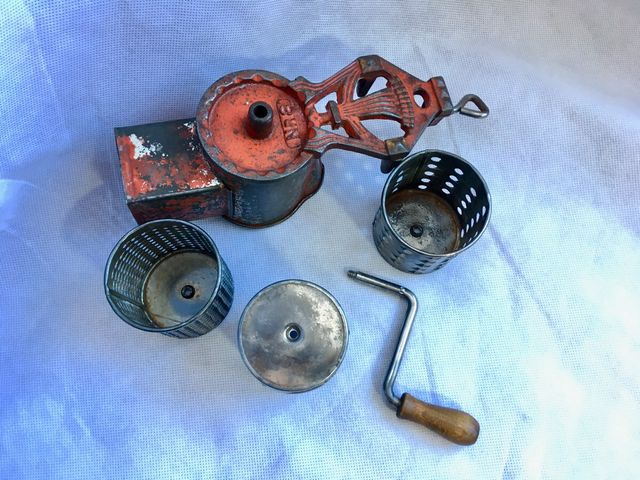 Rallador de pan antiguo