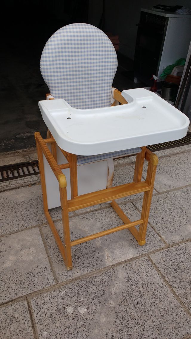 trona de bebé, se puede desmontar y en buen estado