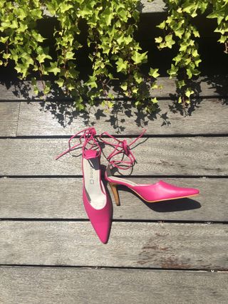Zapatos rosa fucsia atados al tobillo de segunda mano por 15 EUR en Madrid  en WALLAPOP
