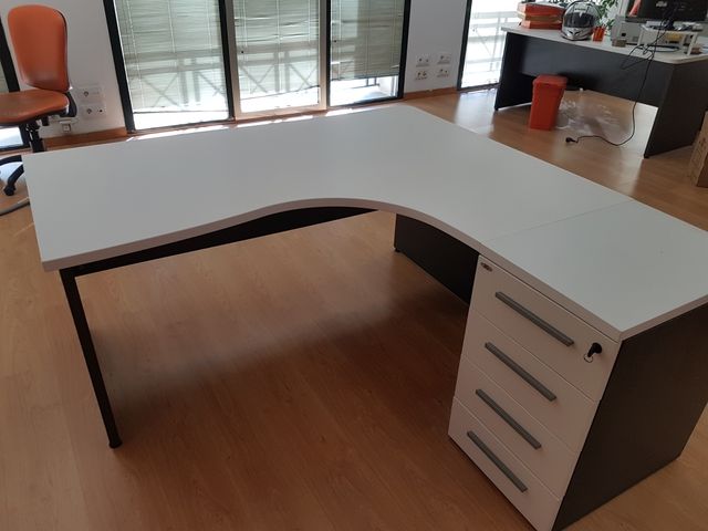 Mesa oficina de segunda mano por 350 € en Barcelona en WALLAPOP Mesa oficina de segunda mano por 350 € en Barcelona en WALLAPOP