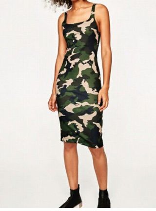 Vestido estampado militar Zara de segunda mano por 15 EUR en Móstoles en  WALLAPOP