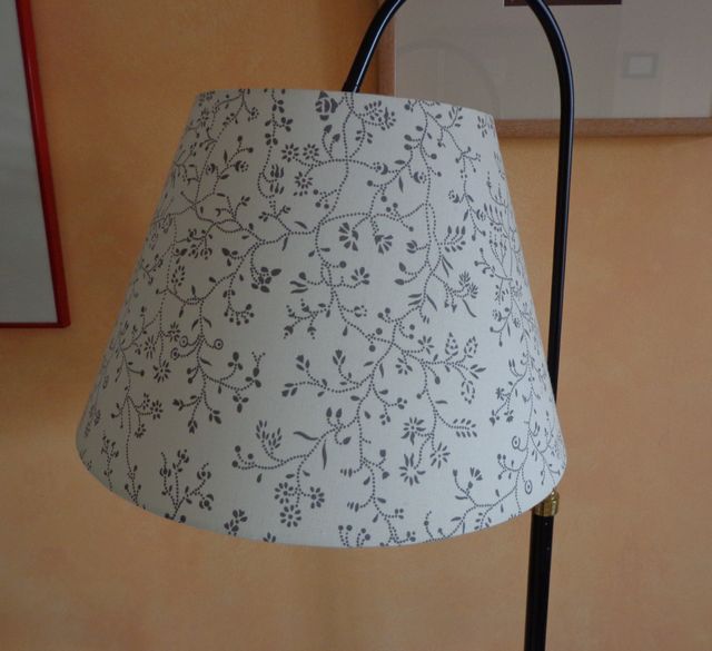 Pantalla Ikea fondo blanco con dibujo vegetal