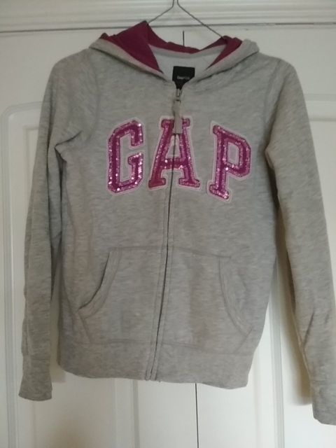 Sudadera GAP chica talla 12-13 gris y púrpura