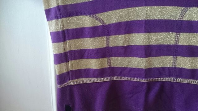 camiseta morada y dorada