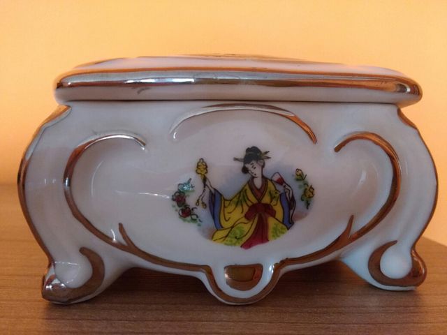 Antigua caja/joyero de porcelana china con plata