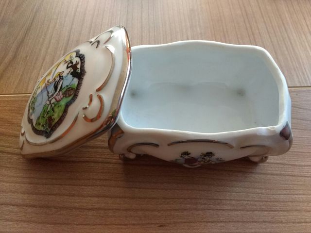 Antigua caja/joyero de porcelana china con plata