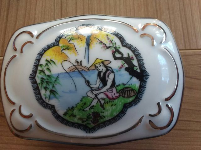 Antigua caja/joyero de porcelana china con plata