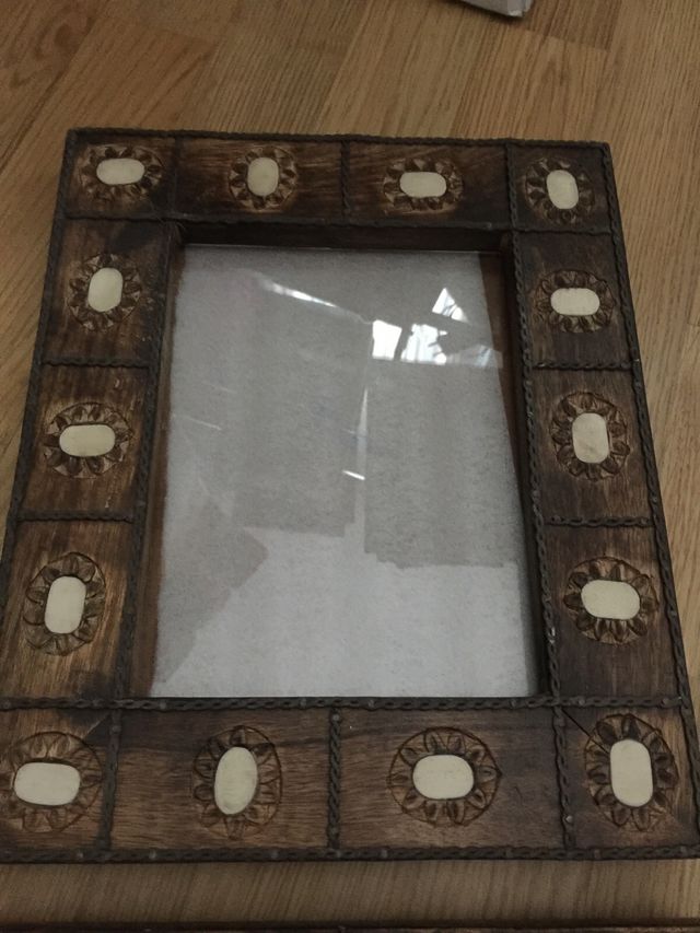 Pareja de marcos preciosos y jarrón a juego